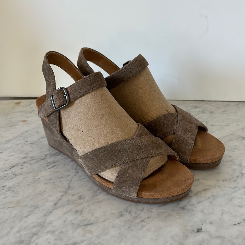 Lucky Brand Kennah cross band wedge taupe suede sandals 39 fits US 8 - Picture 3 of 9